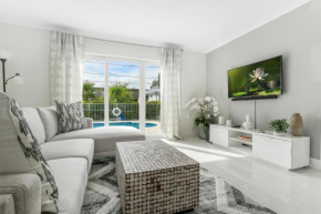 10 mins from Pompano Beach! With pool access